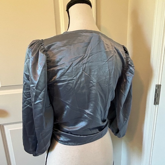 Forever 21 blue silk puffy leave mid sleeve tie front crop top shall - Picture 3 of 4